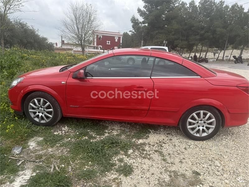 Usado Opel Astra Cabriolet Enjoy 105 CV (77 kW) 2007 Rojo Descapotable
