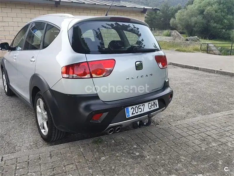 Usado Seat Altea 140 CV (102 kW) 2008 Gris / plata Monovolumen