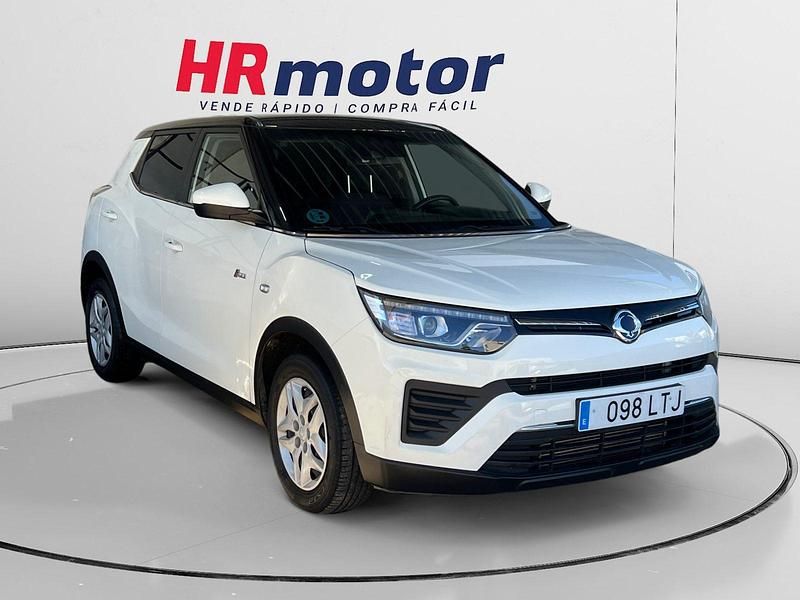 Gris Usado 2021 Ssangyong (KGM) Tivoli SUV | 14.440 € (Precio justo) - Imagen 1/4