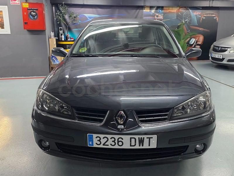 Usado Renault Laguna II Authentique 110 CV (80 kW) 2006 Gris / plata Berlina
