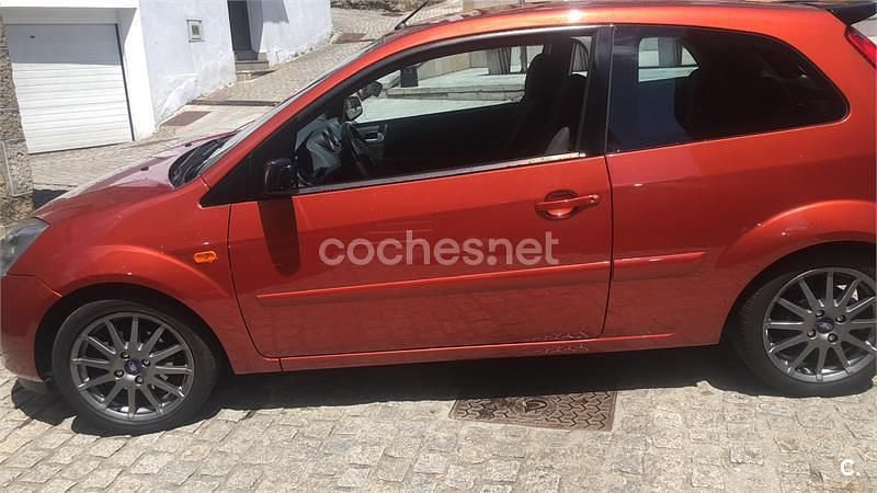 Usado Ford Fiesta Futura 90 CV (66 kW) 2008 Granate Berlina