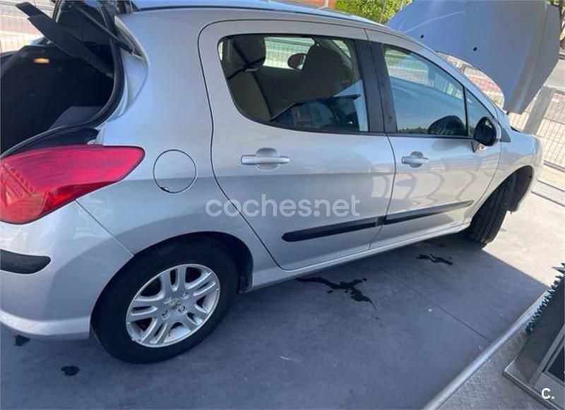 Usado Peugeot 308 120 CV (88 kW) 2010 Gris / plata Berlina