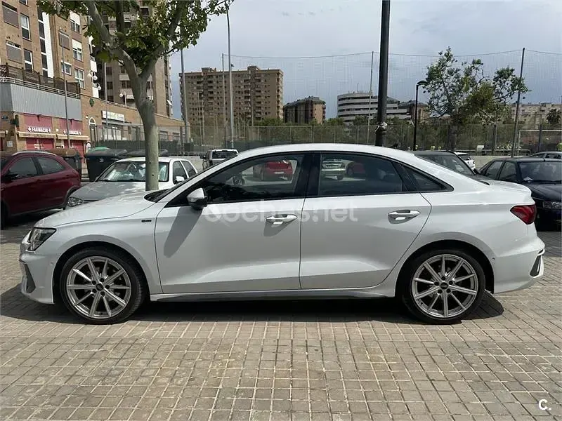Käytetty Audi A3 S-Line 150 HP (110 kW) 2023 Valkoinen Sedan