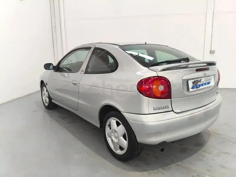 Usado Renault Mégane Coupé Dynamique 110 CV (80 kW) 2002 Gris / plata Coupe