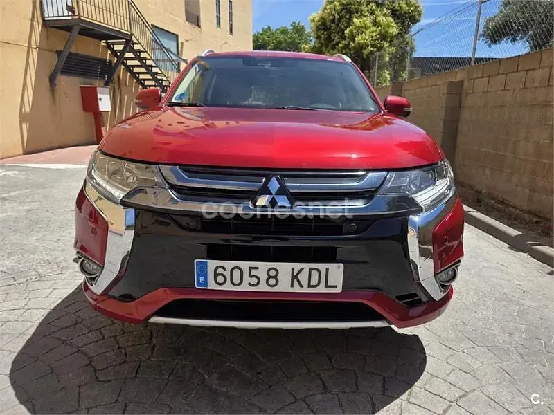Usado Mitsubishi Outlander P-HEV 203 CV (149 kW) 2017 Rojo SUV