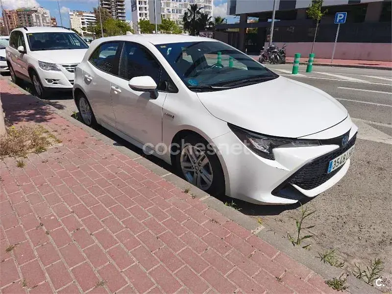 Używany Toyota Corolla Active 122 KM (89 kW) 2020 Biały Sedan/Limuzyna