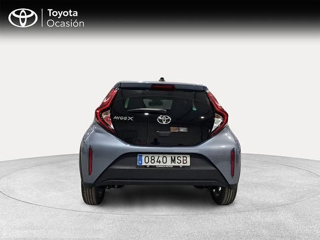 Usado Toyota Aygo X Play 72 CV (52 kW) 2024 Gris / plata SUV