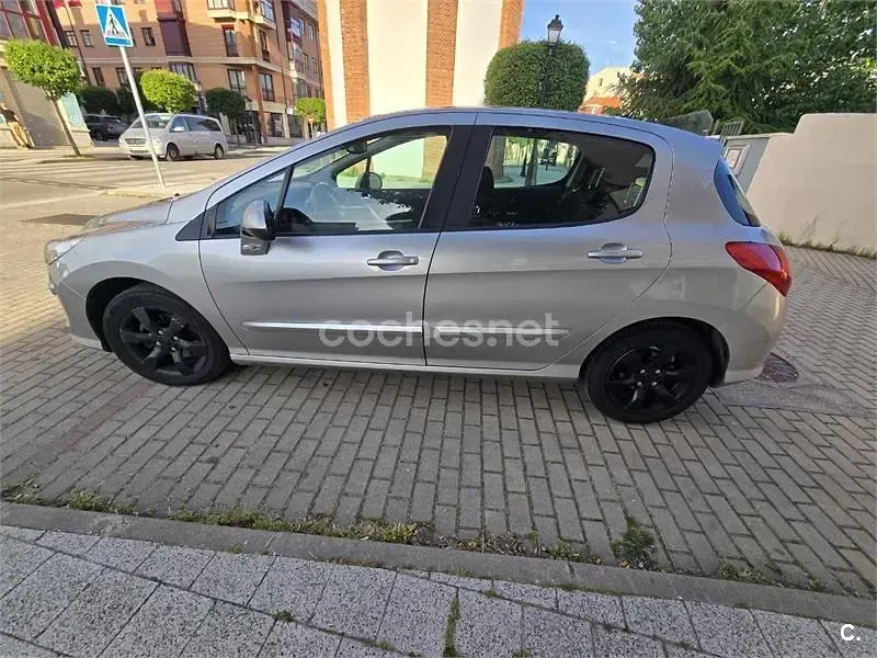 Usado Peugeot 308 110 CV (80 kW) 2008 Gris / plata Berlina