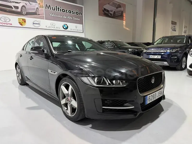 Usado Jaguar XE R-Sport 180 CV (132 kW) 2016 Negro Berlina