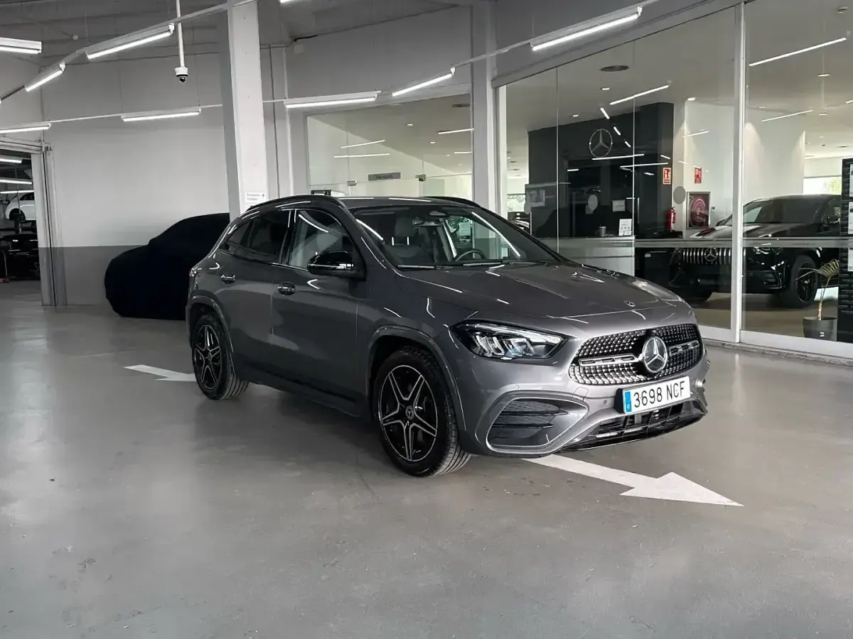 Usado Mercedes GLA200 150 CV (110 kW) 2025 Gris montaña SUV