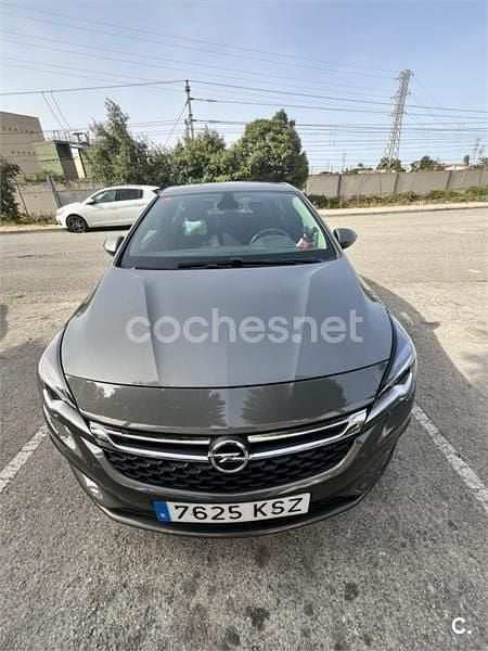 Usado Opel Astra Selective 110 CV (80 kW) 2019 Gris / plata Berlina