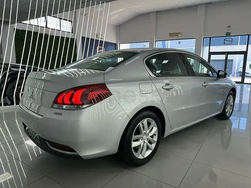Usado Peugeot 508 Active 120 CV (88 kW) 2017 Gris / plata Berlina