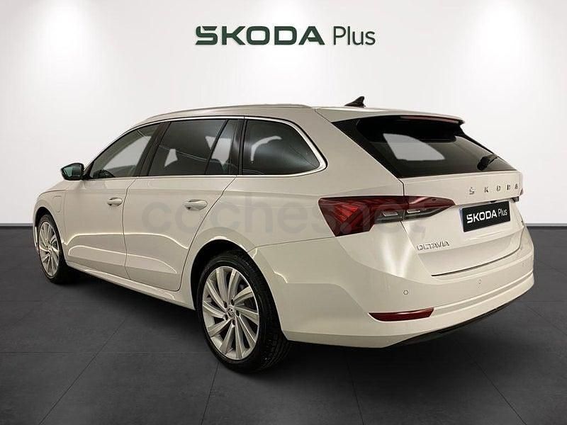 Usado Skoda Octavia Selection 204 CV (150 kW) 2024 Blanco Familiar