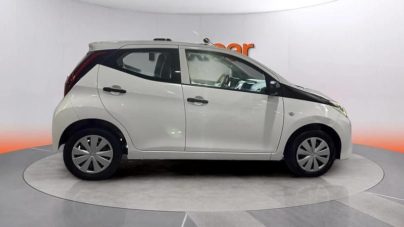 Käytetty Toyota Aygo X-play 72 HP (52 kW) 2022 Valkoinen Viistoperä
