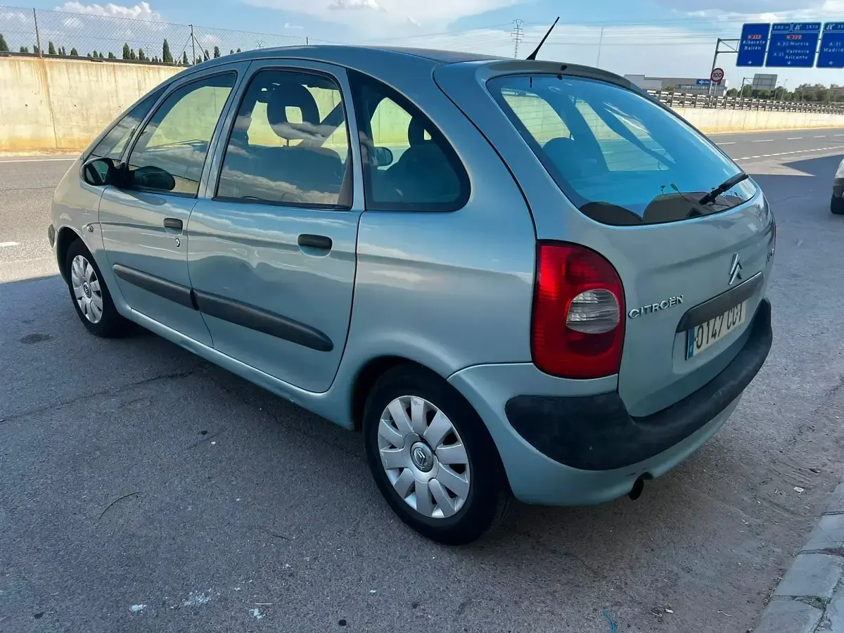 Usado Citroën Xsara Picasso 90 CV (66 kW) 2004 Azul Monovolumen