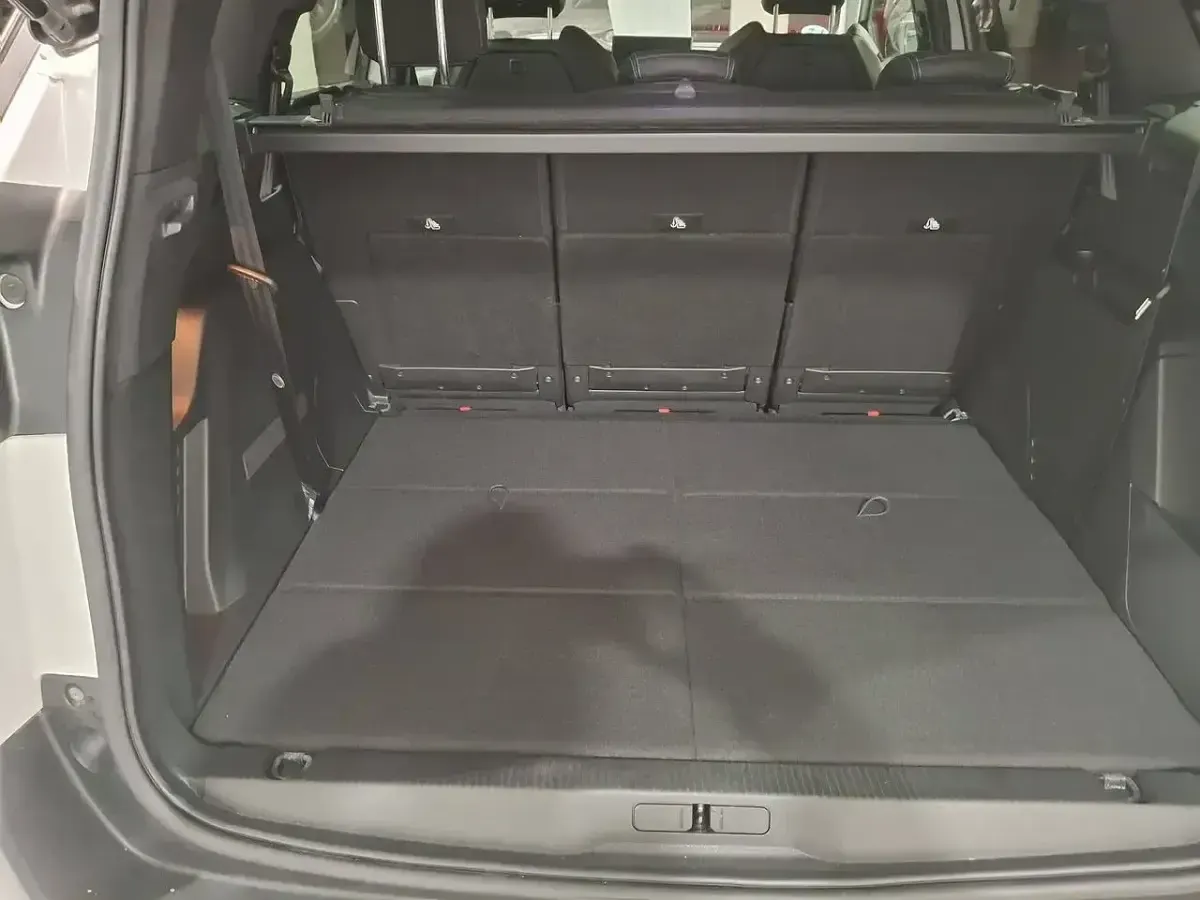 Usado Peugeot 5008 Allure 130 CV (95 kW) 2022 Blanco SUV