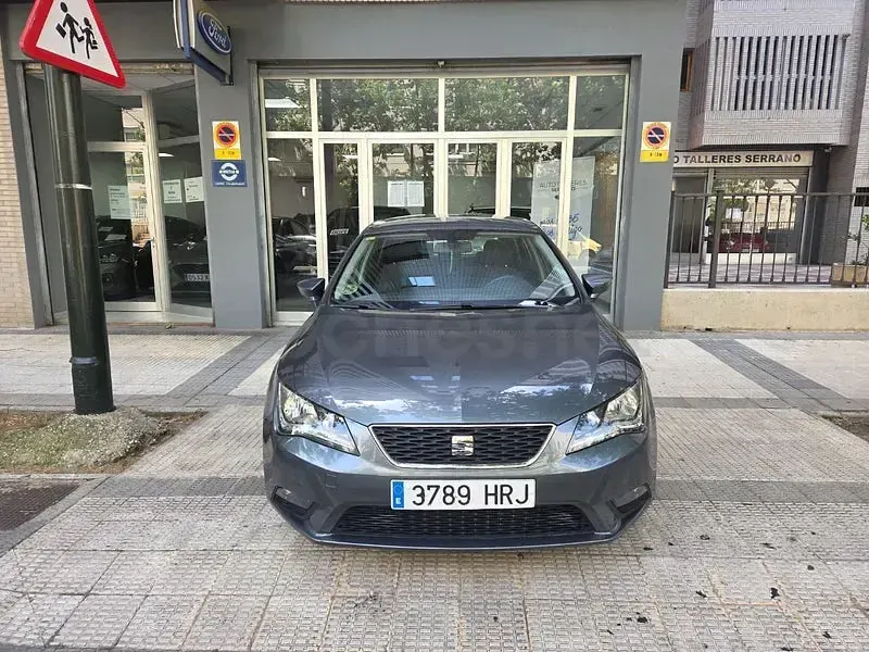 Usado Seat Leon Style 105 CV (77 kW) 2013 Gris / plata Berlina
