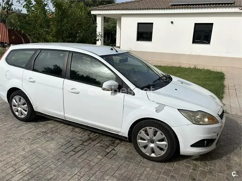 Usado Ford Focus Trend 90 CV (66 kW) 2010 Blanco Familiar