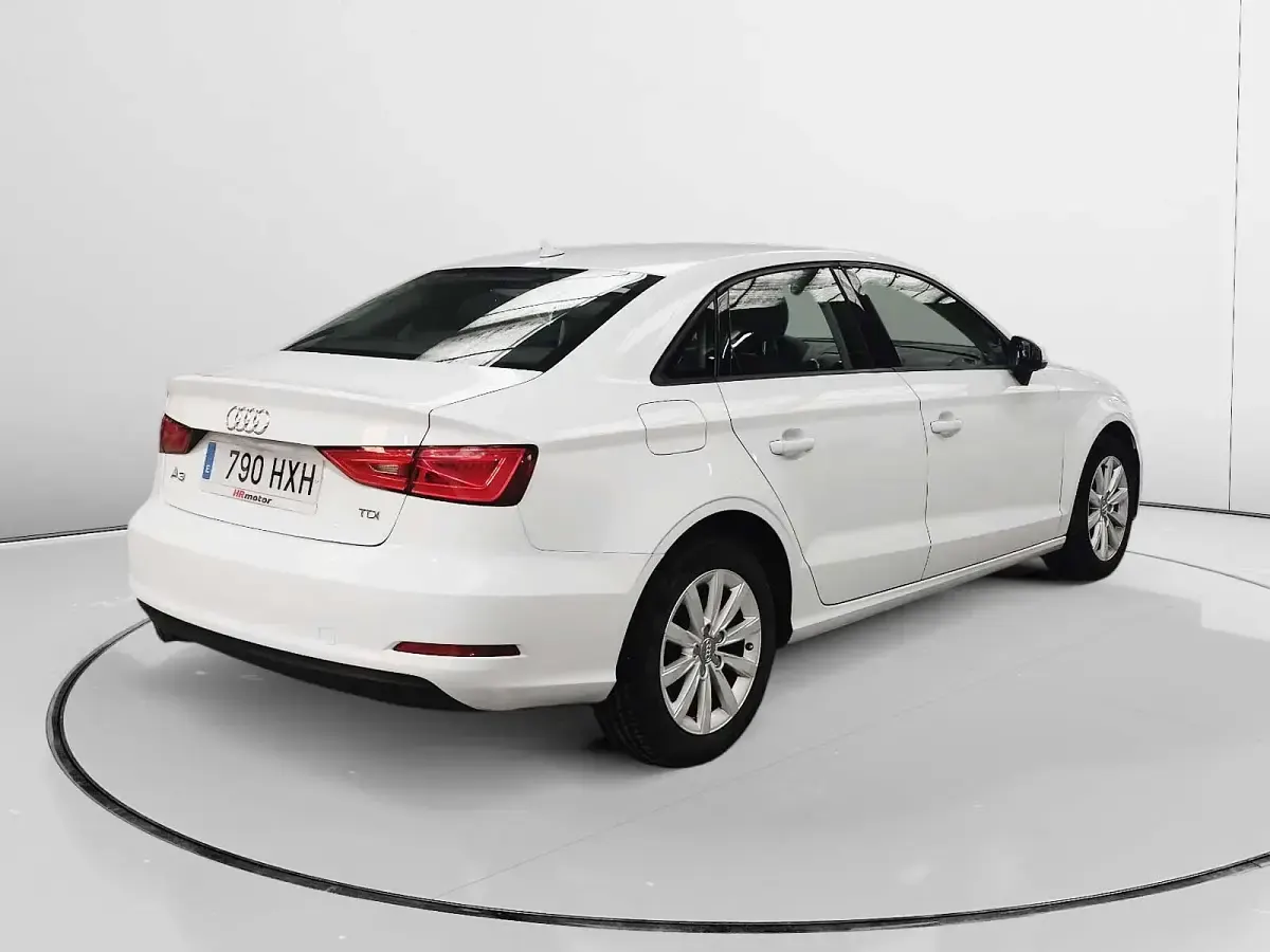 Usado Audi A3 Attraction 105 CV (77 kW) 2014 Blanco Berlina