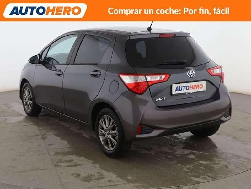 Usado Toyota Yaris Active 110 CV (80 kW) 2019 Gris Berlina