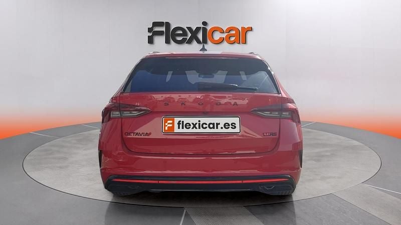 Usado Skoda Octavia RS 245 CV (180 kW) 2024 Rojo Familiar