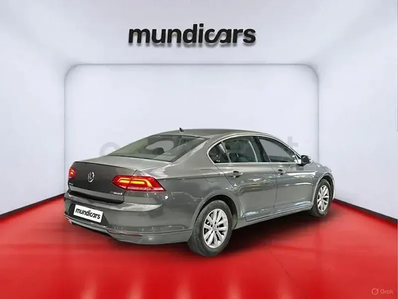 Usado VW Passat Advance 150 CV (110 kW) 2017 Gris / plata Familiar