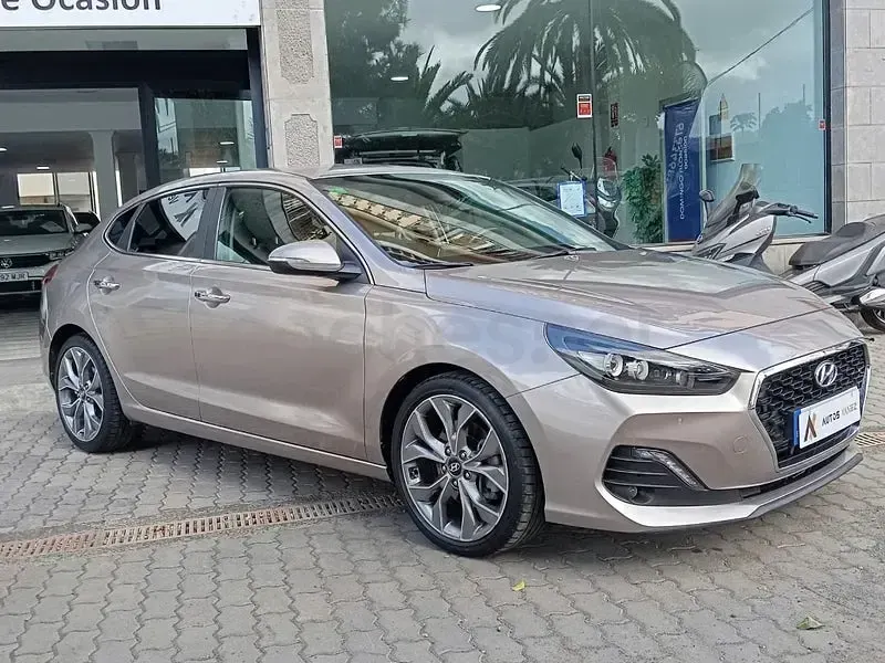 Usado Hyundai i30 Style 140 CV (102 kW) 2019 Beige Berlina