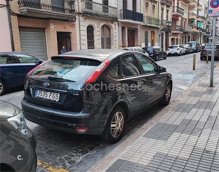 Usado Ford Focus Ghia 115 CV (84 kW) 2006 Negro Berlina
