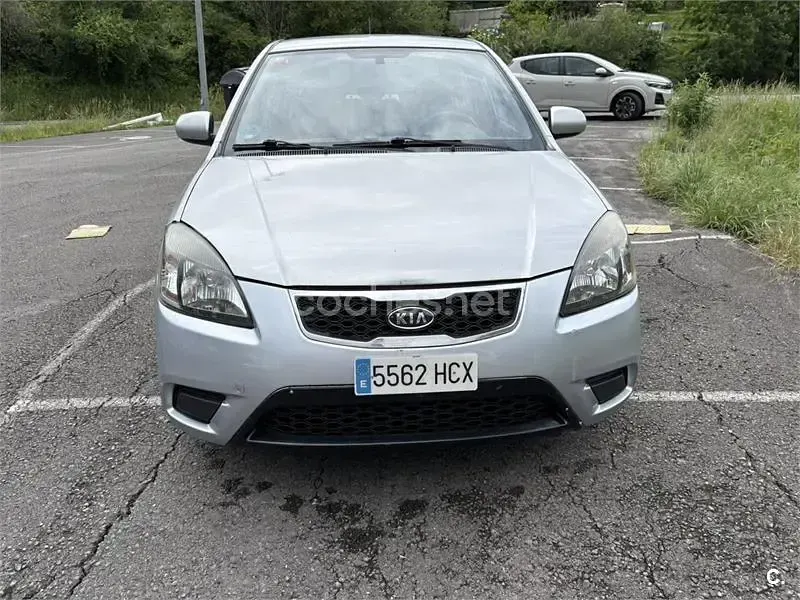 Usado Kia Rio 94 CV (69 kW) 2010 Gris / plata Berlina