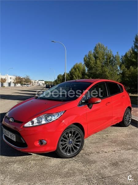 Rojo Usado 2011 Ford Fiesta Titanium Berlina | 5100 € (Precio justo) - Imagen 1/4