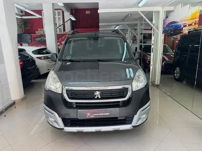 Usado Peugeot Partner Tepee Active 120 CV (88 kW) 2016 Gris / plata Monovolumen