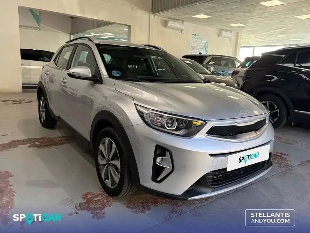 Usado Kia Stonic 101 CV (74 kW) 2024 Gris SUV