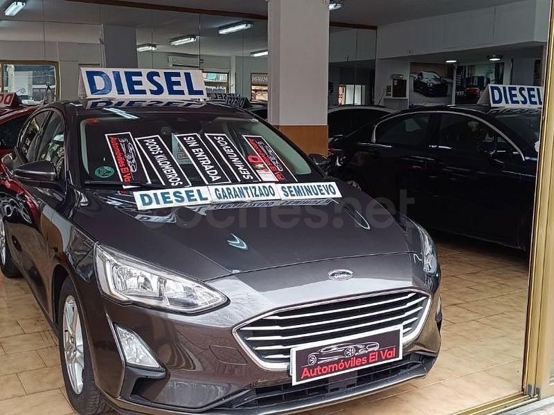 Usado Ford Focus Trend 120 CV (88 kW) 2019 Gris / plata Berlina