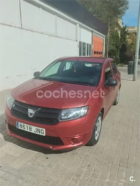 Usado Dacia Sandero Ambiance 75 CV (55 kW) 2016 Granate Berlina