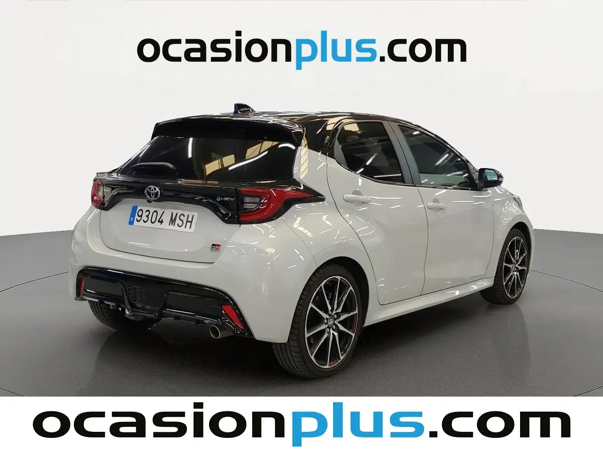 Usado Toyota Yaris Plus 131 CV (96 kW) 2024 Gris Utilitario