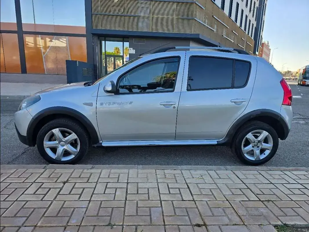 Usado Dacia Sandero Stepway 90 CV (66 kW) 2012 Gris Utilitario