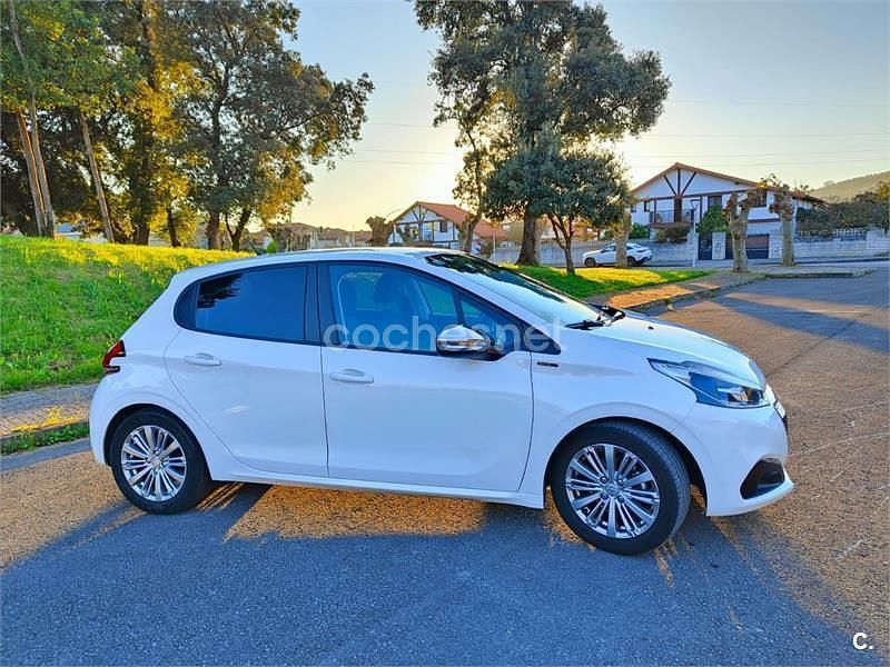 Blanco Usado 2019 Peugeot 208 Allure Utilitario | 8100 € (Super precio) - Imagen 1/4