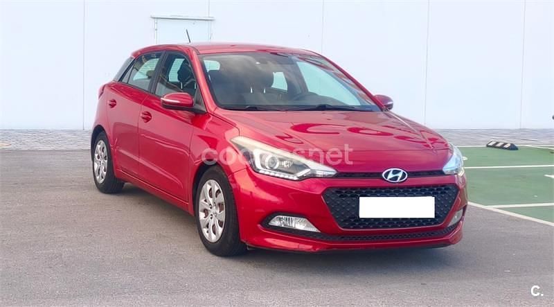 Usado Hyundai i20 84 CV (61 kW) 2015 Rojo Berlina