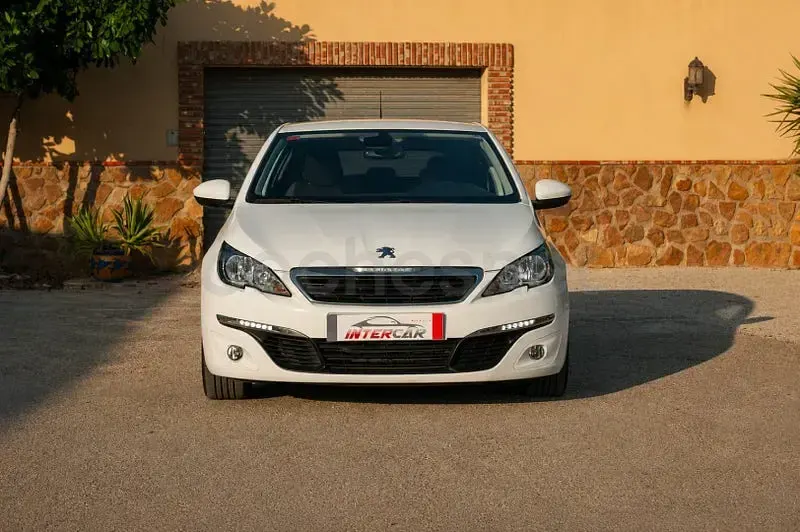 Usado Peugeot 308 Allure 110 CV (80 kW) 2015 Blanco Berlina