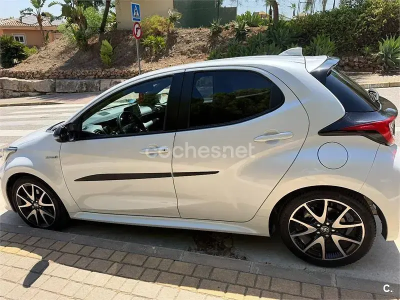 Usado Toyota Yaris Hybrid Style 116 CV (85 kW) 2021 Blanco Berlina