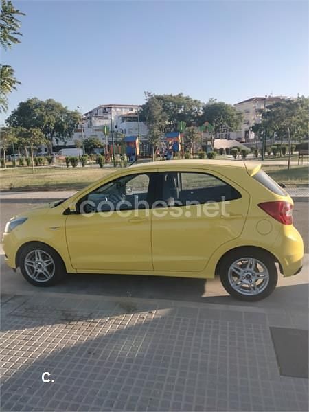Usado Ford Ka Plus Ultimate 85 CV (62 kW) 2017 Amarillo Utilitario
