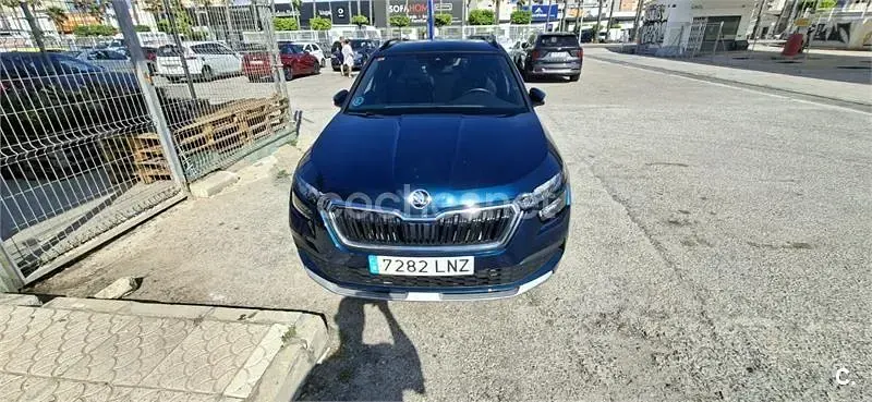Usado Skoda Kamiq Sport 110 CV (80 kW) 2021 Azul SUV
