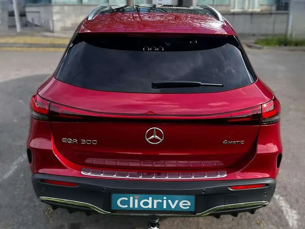Usado Mercedes EQA300 194 kW (265 CV) 2022 Rojo SUV