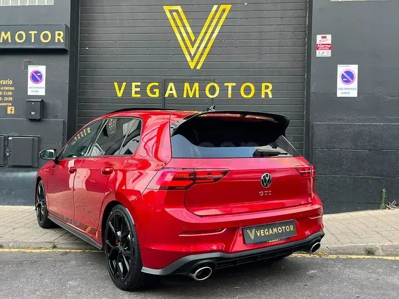 Usado VW Golf VIII GTI Clubsport 301 CV (221 kW) 2022 Granate Berlina