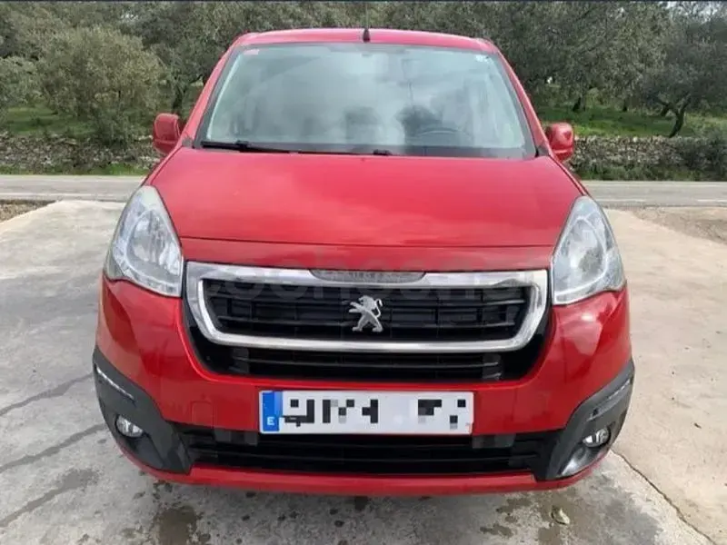 Usado Peugeot Partner Tepee Active 100 CV (73 kW) 2016 Rojo Monovolumen