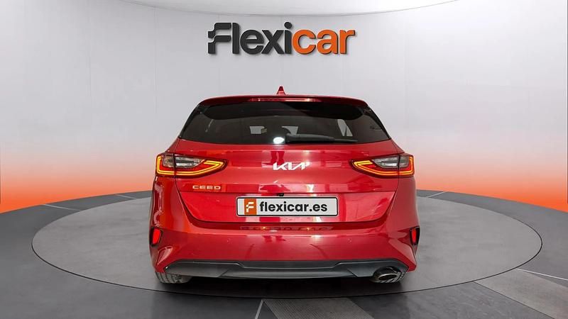 Usado Kia Ceed 100 CV (73 kW) 2021 Granate Utilitario