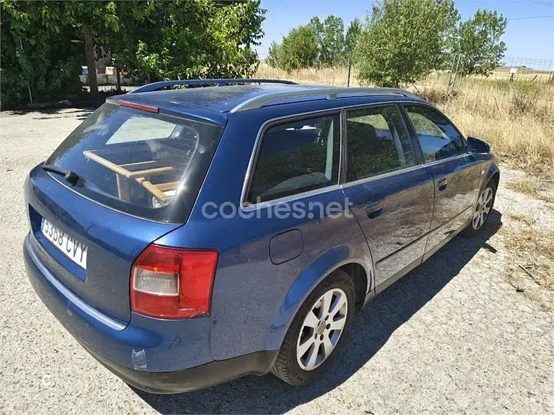 Usado Audi A4 130 CV (95 kW) 2004 Azul Familiar