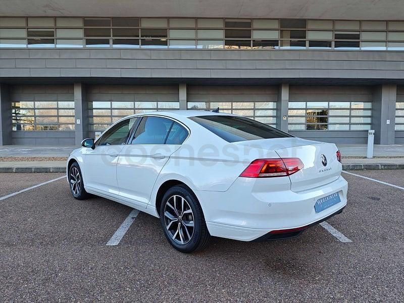 Usado VW Passat Executive 150 CV (110 kW) 2022 Blanco Familiar