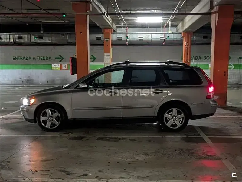Usado Volvo V50 Kinetic 110 CV (80 kW) 2006 Gris / plata Familiar