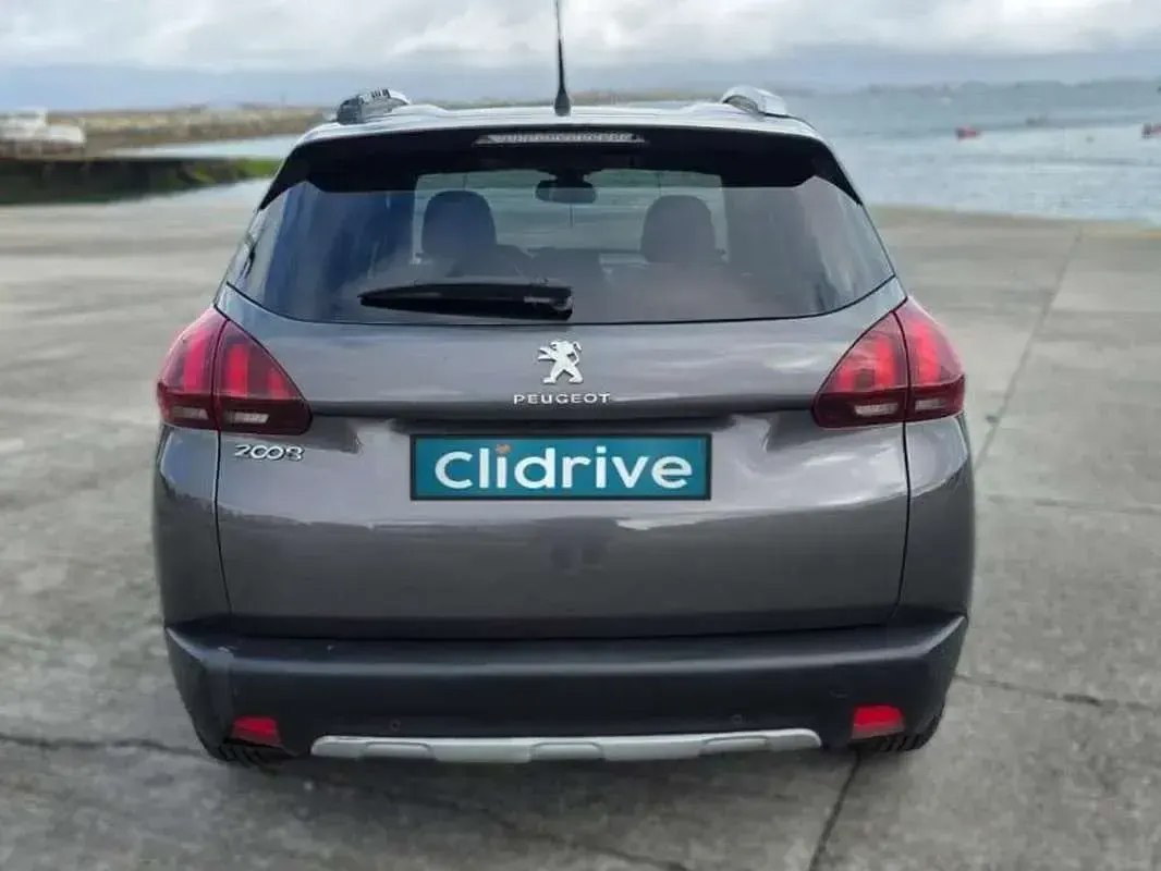 Usado Peugeot 2008 Allure 120 CV (88 kW) 2018 Gris SUV
